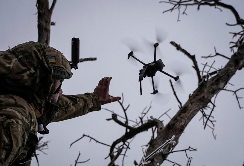 'The Low-Budget Tech That Redefined Ukraine's Fight'，Bloomberg 关于乌克兰无人机的短篇报道，虽然很短，但也有一些有趣的信息：1. 片中提到中国时，直接称之为 Russia's ally2. 乌克兰涌现了大量的无人机制造厂商，年产量可达 2～3 百万架3. 乌克兰的无人机制造正在逐步用国产替换中国产的零件，且价格更低廉4. 片中称美国军用无人机是一个巨大的洗钱机器，乌克兰使用 1.5% 的成本就能造出类似的设备，而且还有 10% 的利润#ukraine- Youtube- Summary By AI