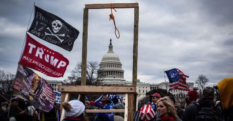 America’s right-wing radicals - US veterans against democracy 从 2021 年 1 月 6 日美国国会山暴乱开始讲起，指出当时的混乱中明显有一帮人非常有组织纪律，进而引出了以美国退伍老兵为核心力量的极右翼武装组织